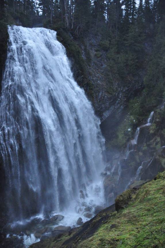 A bela Narada Falls, no Mount Rainier National Park, no estado de Washington, oeste dos Estados Unidos